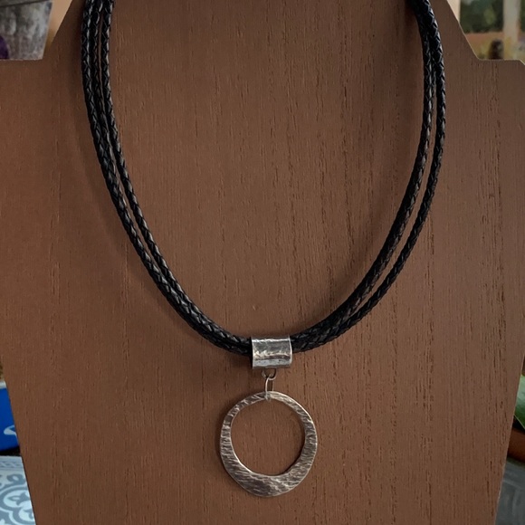 SILPADA 925 Silver circle pendant on leather cord - Picture 2 of 7